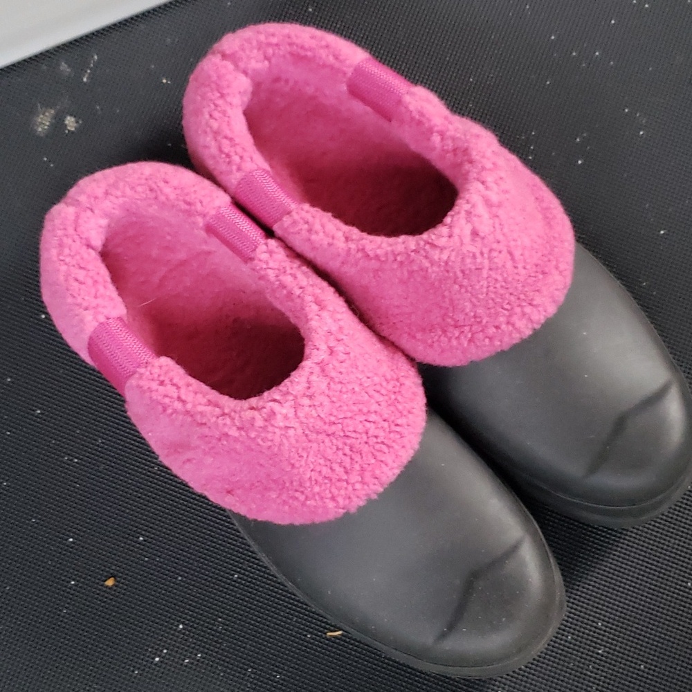 Hunter slides, size 7, pink fur trimmed